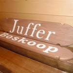 Naambord : Mahonie naamborden op zeiljacht.
